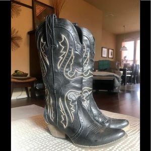 SOLD!!!! LIKE NEW CAVENDERS COWBOY BOOTS WM 6.5